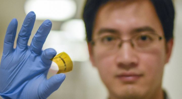  Detalle del dispositivo, con la 'rectena' y el diodo impresos en el nanomaterial, sostenido porXu Zhang, uno de sus creadores. MIT 